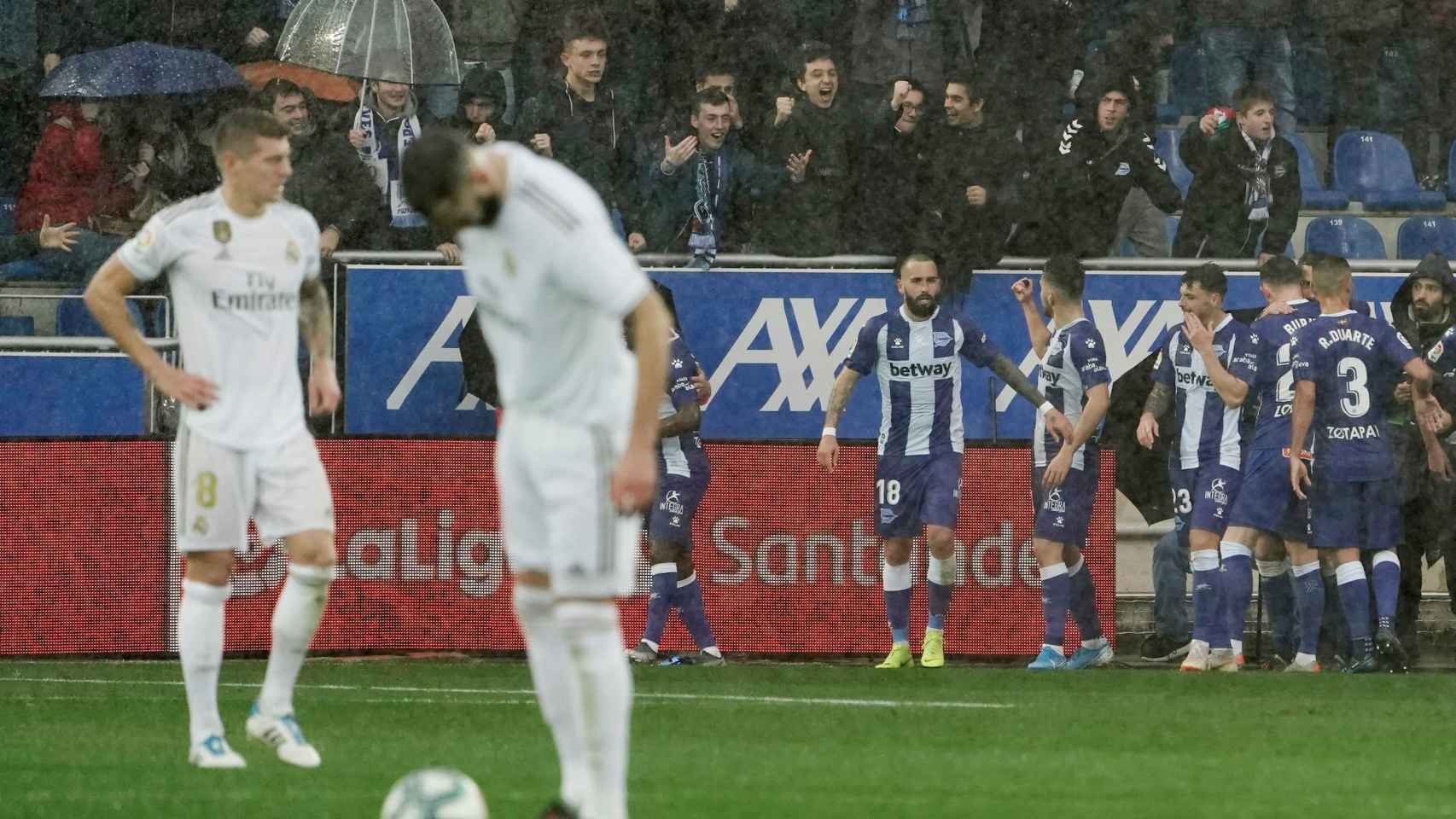 Lucas Pérez celebra con los jugadores del Alavés su gol al Real Madrid