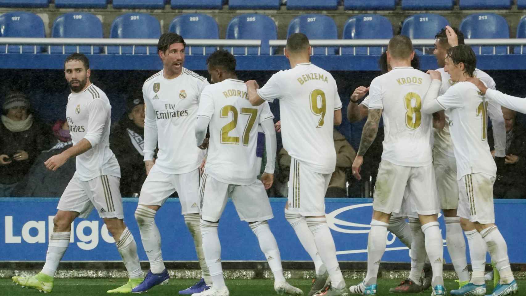 Carvajal celebra su gol, el segundo del Real Madrid al Alavés, con sus compañeros