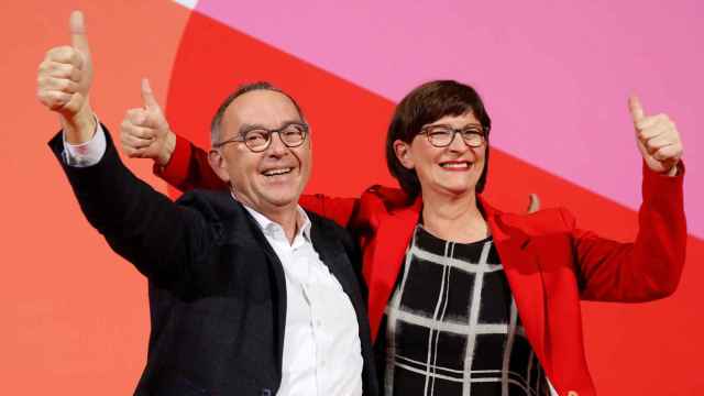 Norbert Walter-Borjans y Saskia Esken tras el anuncio de su victoria como líderes del SPD.