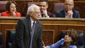 Dolores Delgado intenta calmar a Josep Borrell tras recibir el escupitajo de un diputado de ERC.