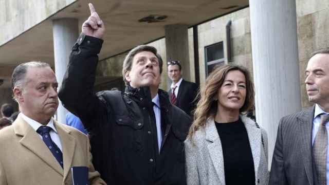 El padre de Diana Quer Juan Carlos Quer hace un gesto al cielo en referencia a su hija.