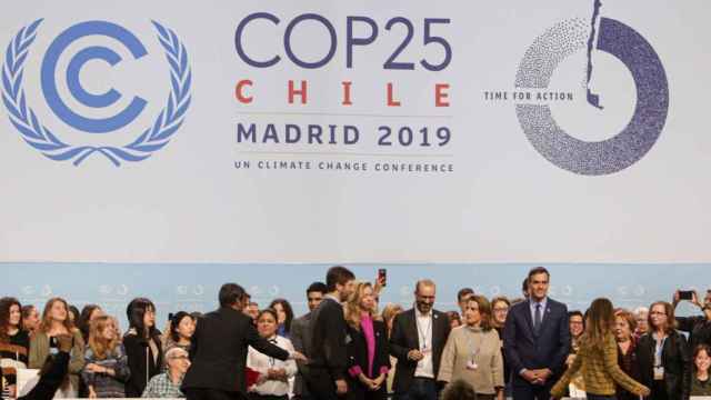 Pedro Sánchez, con la ministra de Transición Ecológica en funciones, Teresa Ribera, en las instalaciones de la Cumbre del Clima COP25, en Madrid.