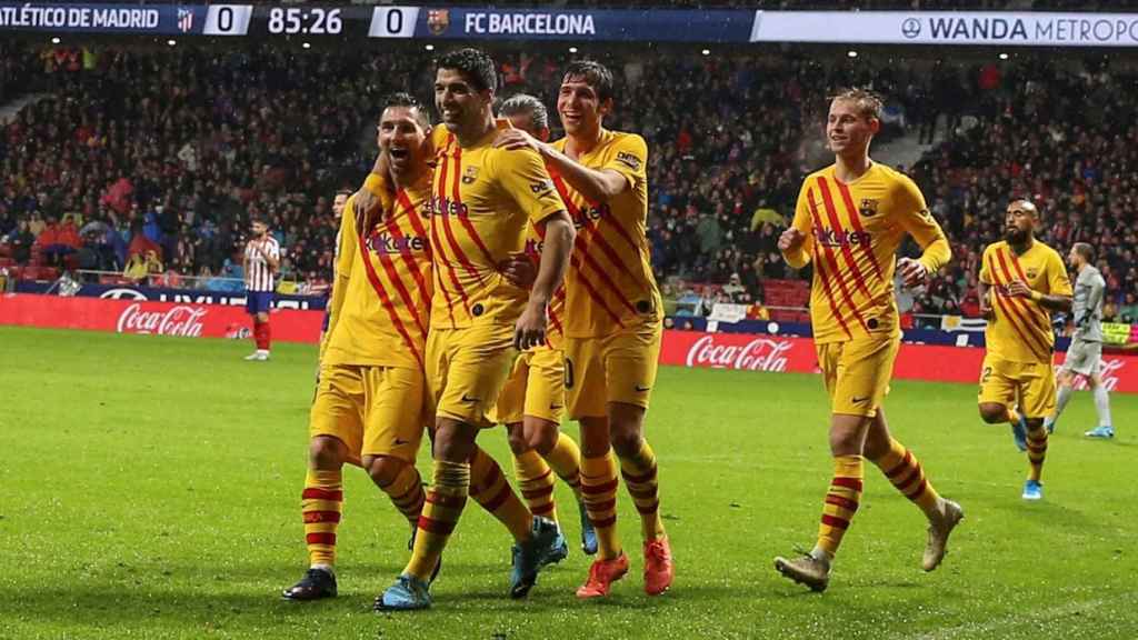 Los jugadores del Barcelona celebran el único gol del partido