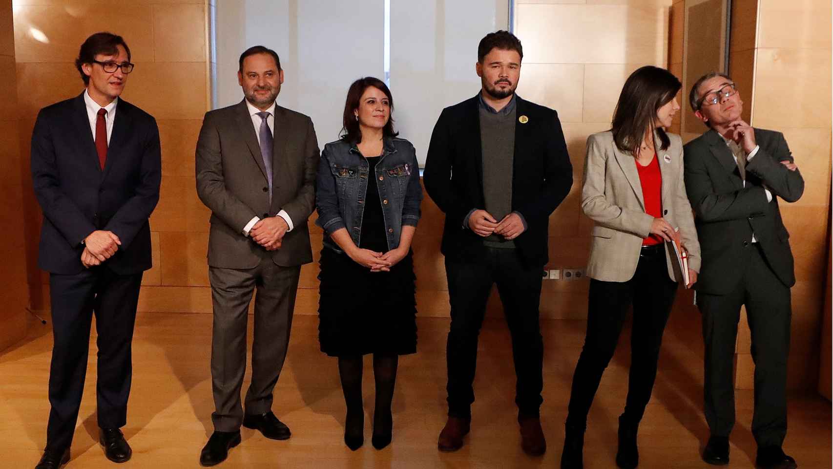 Los equipos negociadores de PSOE (Illa, Ábalos y Lastra) y de ERC (Rufián, Vilalta y Jové), en el Congreso.