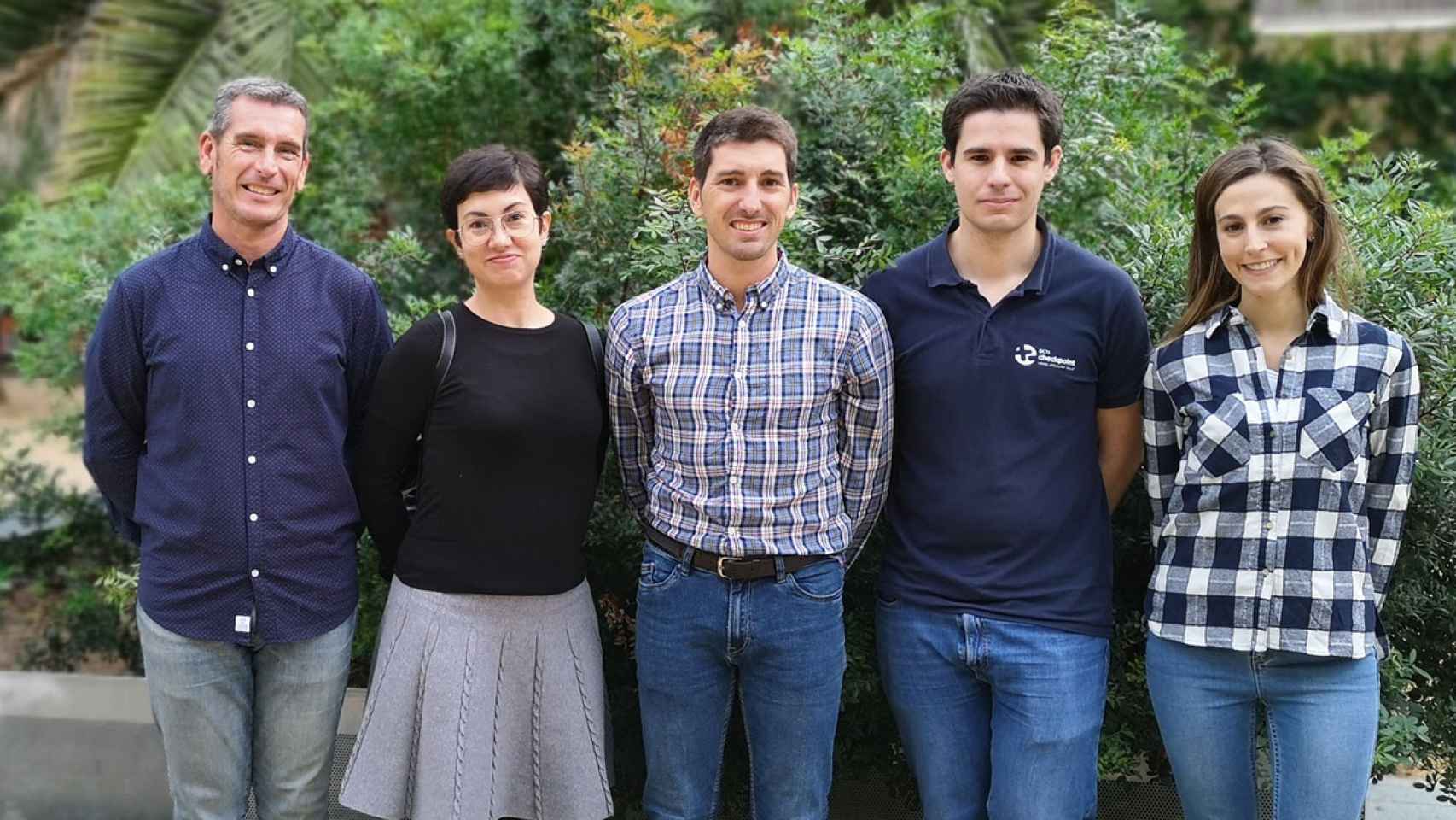 El investigador español Oriol Mitjà junto a su equipo.