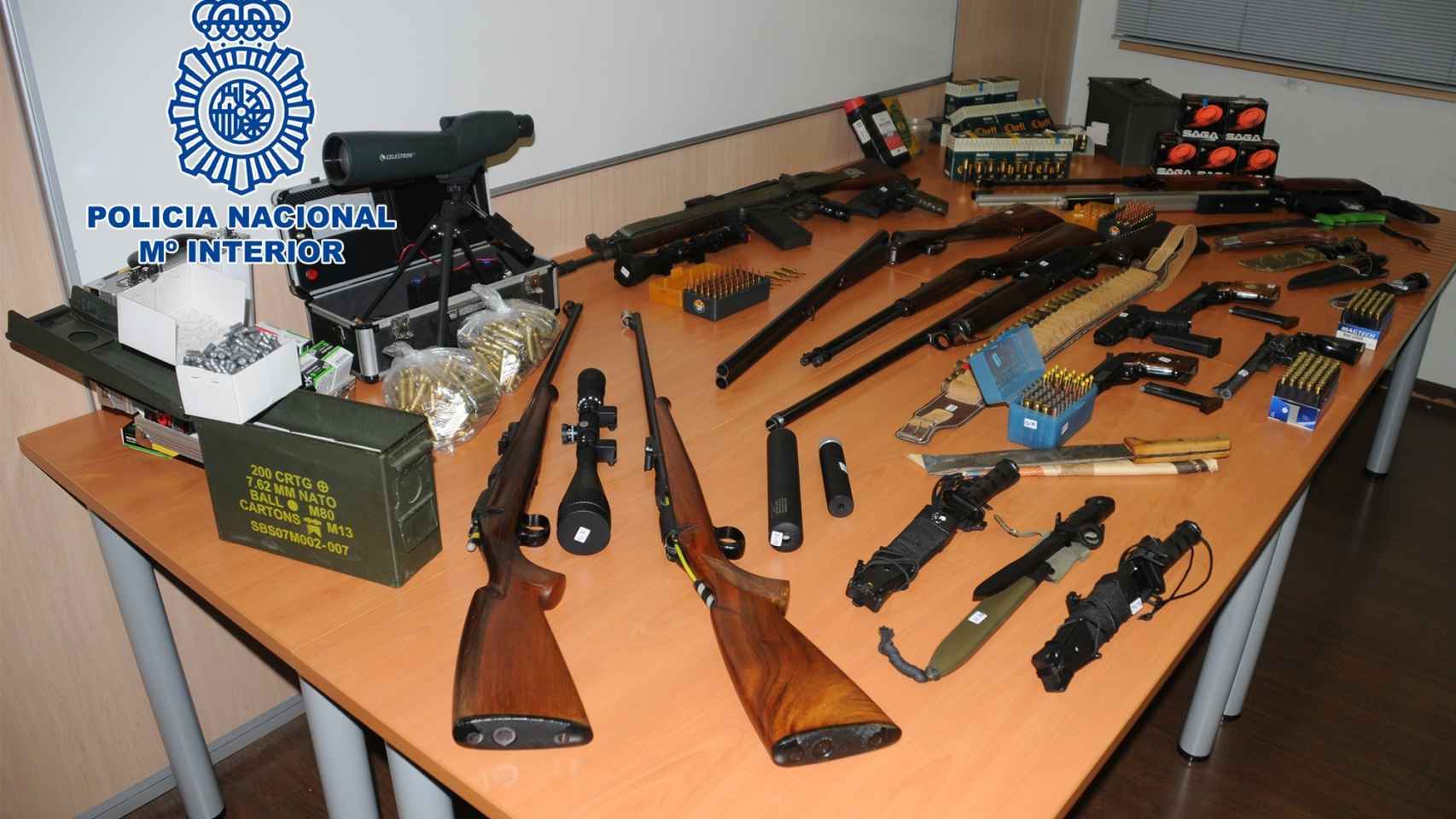 Armas de guerra y munición intervenida por la Policía en Martorell (Barcelona).