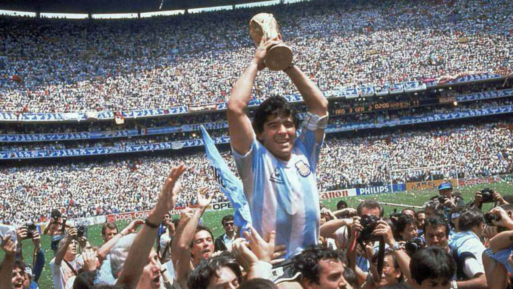 Diego Armando Maradona con la copa de Campeón del Mundo de 1986.