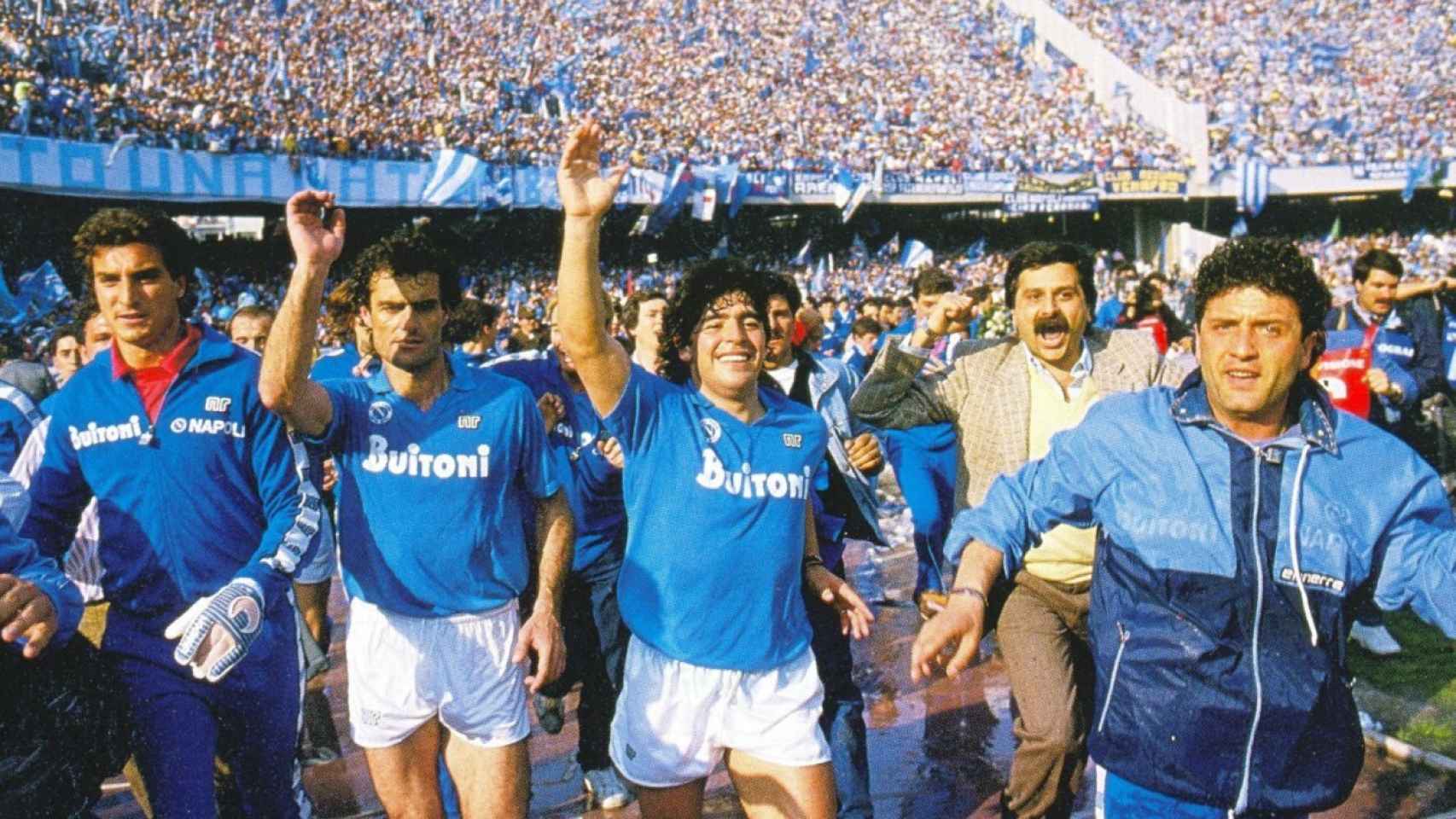 Maradona celebra junto a sus compañeros del Nápoles la primera liga del equipo italiano en 1987