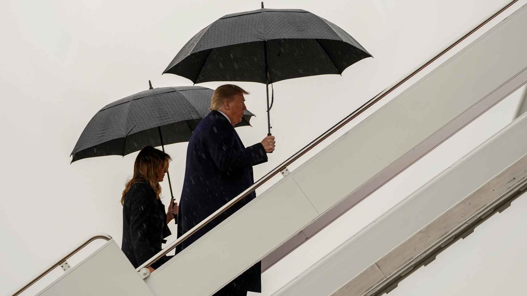 Donald y Melania Trump embarcan en el Air Force One que les ha llevado a Londres