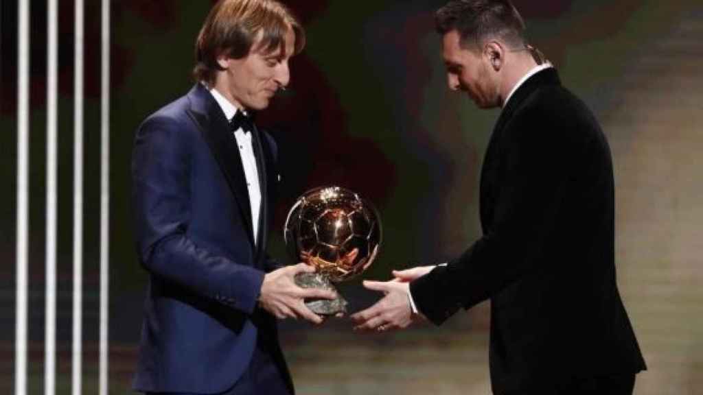 Modric hands over the Ballon d'Or to Messi