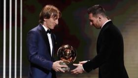 Modric entrega el Balón de Oro a Messi