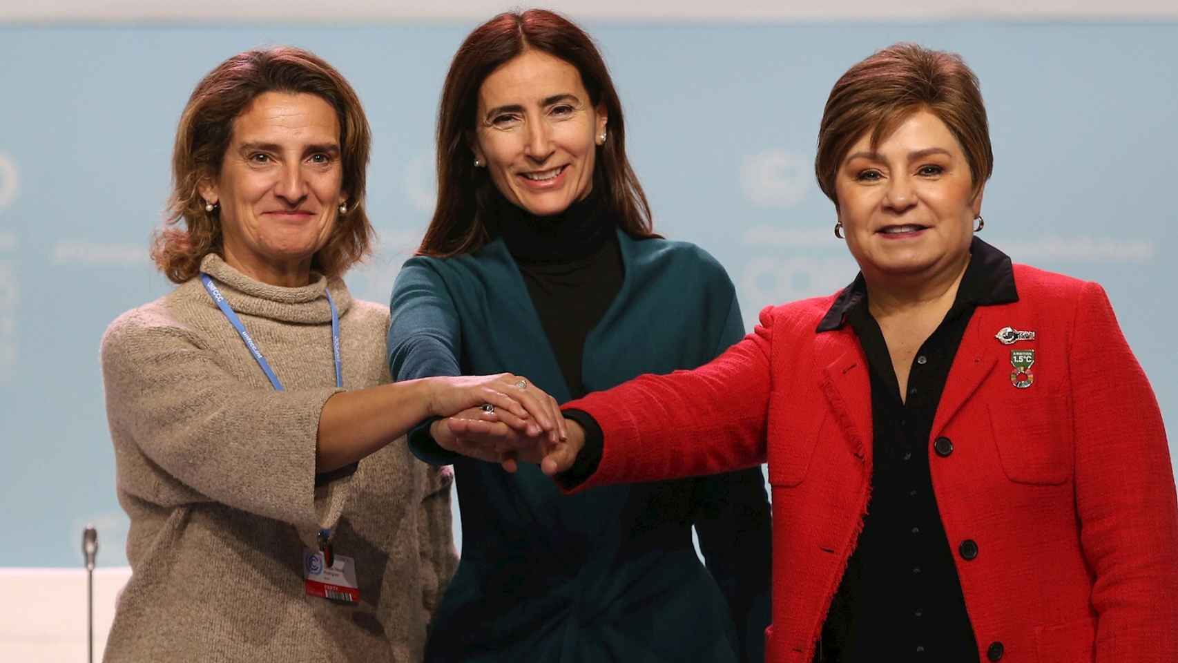La ministra en funciones para la Transición Ecológica, Teresa Ribera (i), junto con su homóloga chilena, Carolina Schmidt (c), y la secretaria Ejecutiva de la ONU sobre Cambio Climático, Patricia Espinosa. EFE/Javier Lizón.