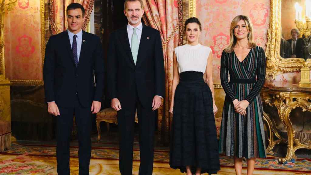 Los Reyes Felipe VI y doña Letizia junto al presidente del Gobierno en funciones, Pedro Sánchez, y su mujer, Begoña Gómez.