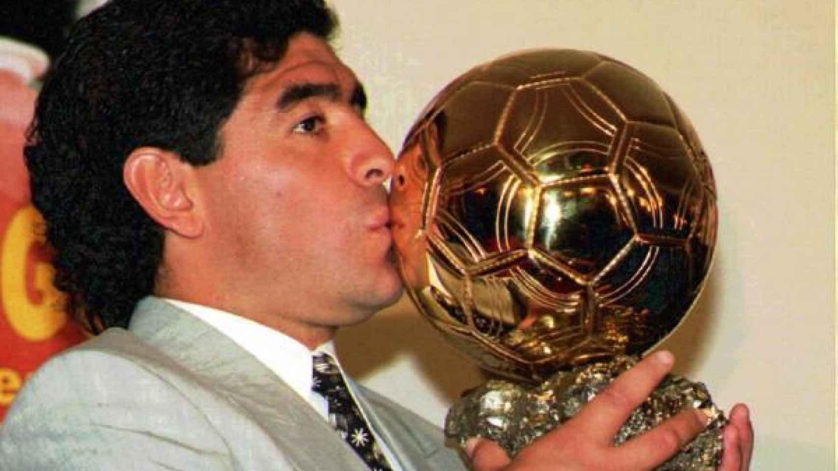 Diego Armando Maradona recibió en 1995 el primer Balón de Oro honorífico