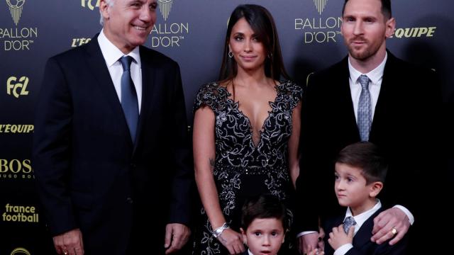 Hristo Stoichkov junto a Antonella Roccuzzo, Leo Messi y los hijos de la pareja