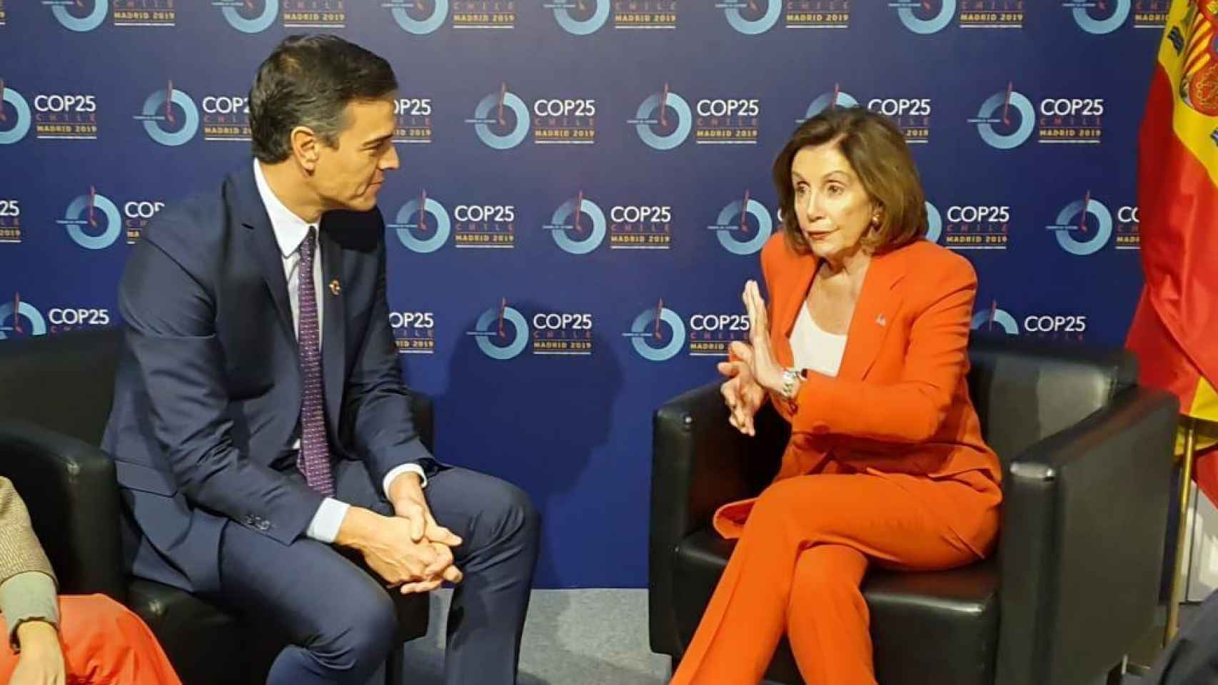 Pedro Sánchez conversa con Nancy Pelosi en Ifema, donde se celebra la Cumbre del Clima.