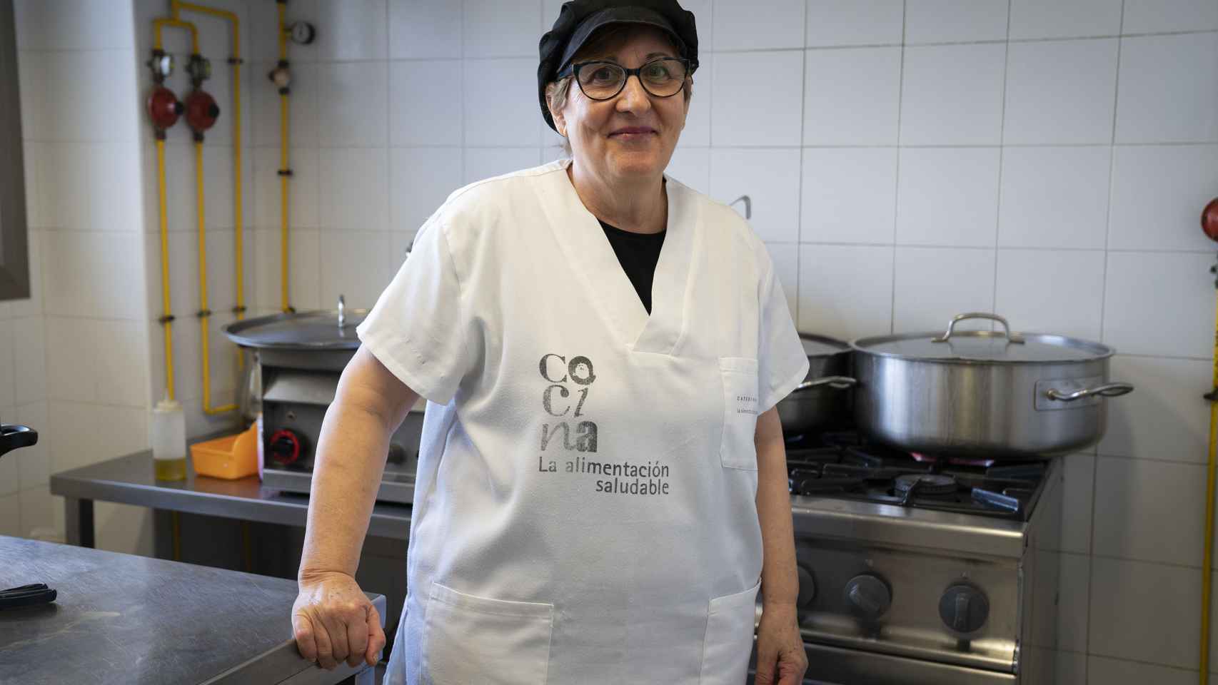 Pilar lleva más de 12 años a los mandos de la cocina del Colegio Manuel Riquelme, en Hurchillo (Alicante).