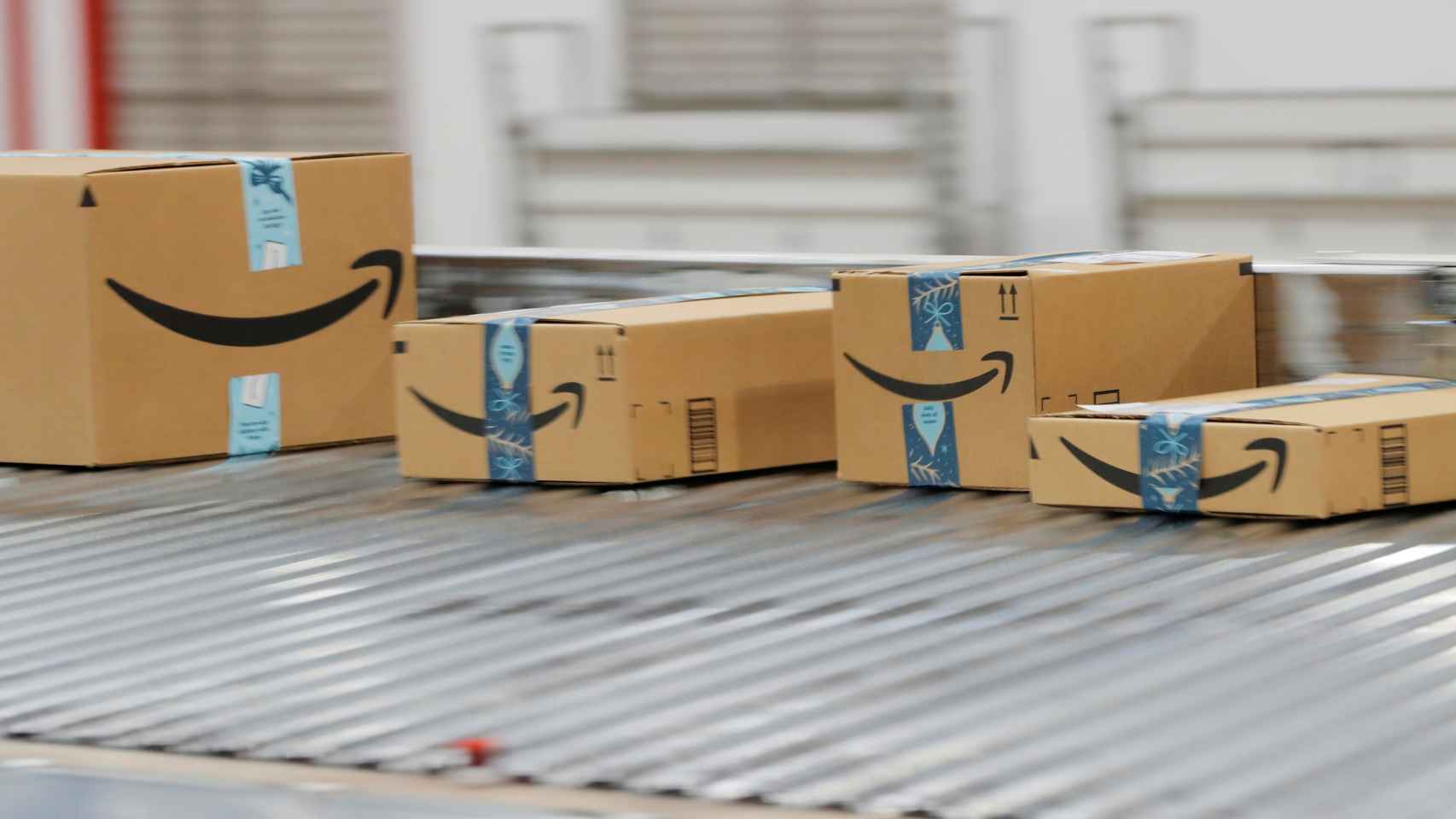 Paquetes de Amazon, a punto de salir de un centro logístico.