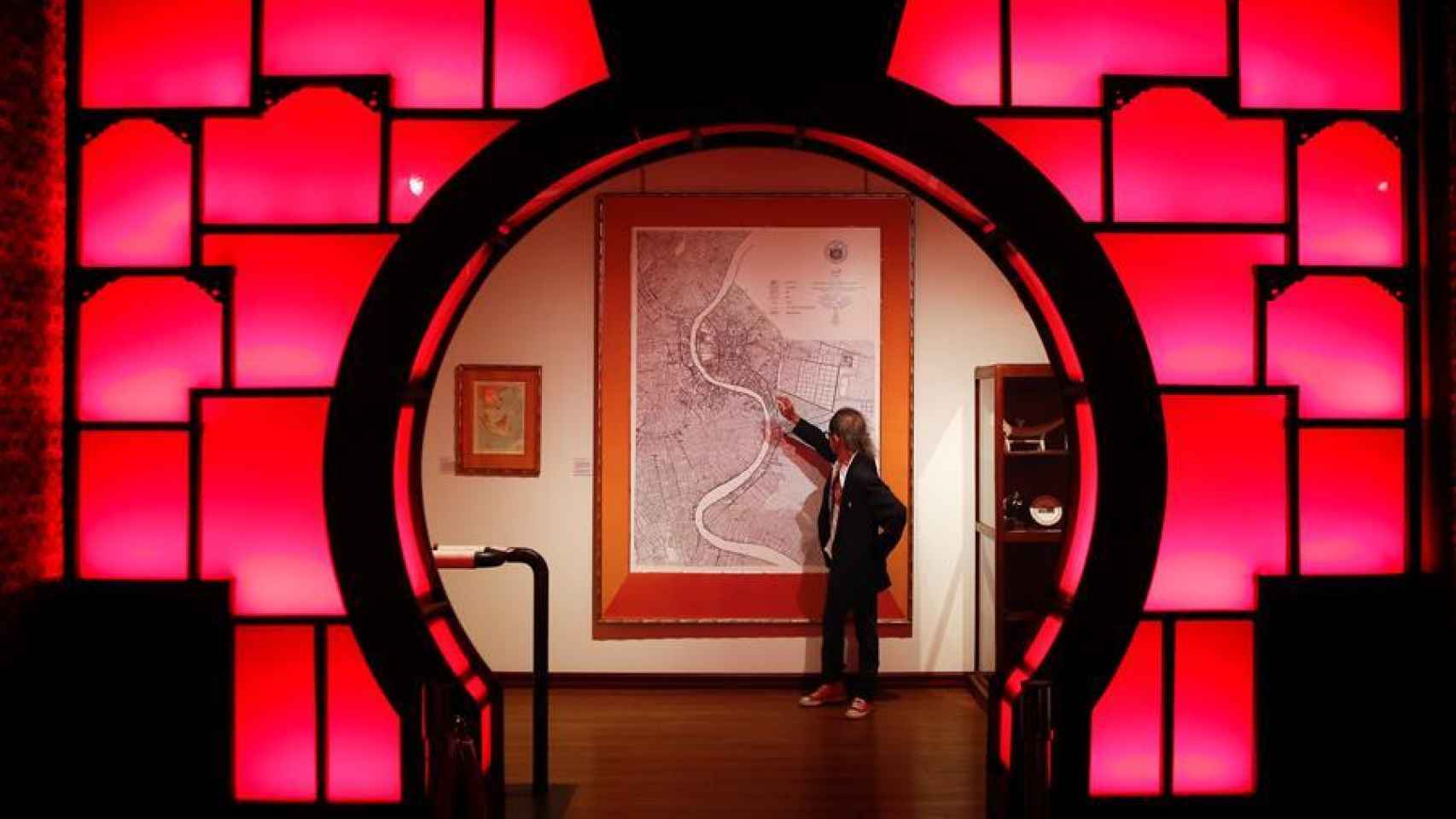 El guía turístico tailandés Sucky señala un mapa de Bangkok en el Museo Patpong.