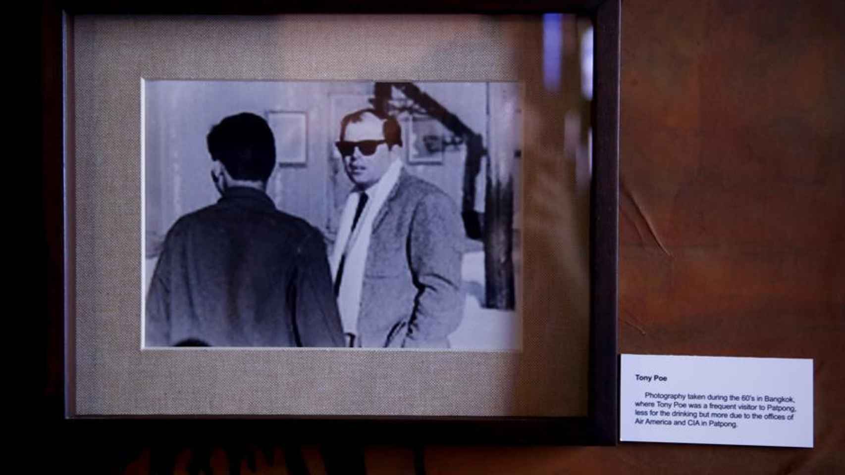 Una fotografía del oficial de la CIA Tony Poe en el Museo Patpong en Bangkok.