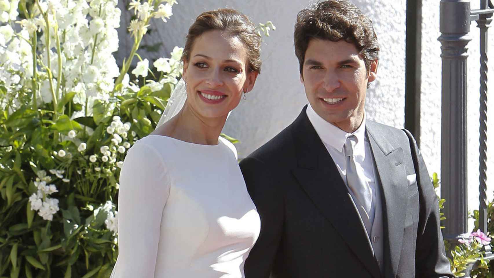 Eva González y Cayetano Rivera el día de su boda en Sevilla.