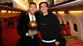 Messi y Griezmann con el Balón de Oro