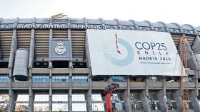 La lona sobre la fachada del Santiago Bernabéu