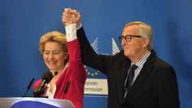 Ursula Von der Leyen y Jean-Claude Juncker, este martes en la ceremonia de traspaso de poderes