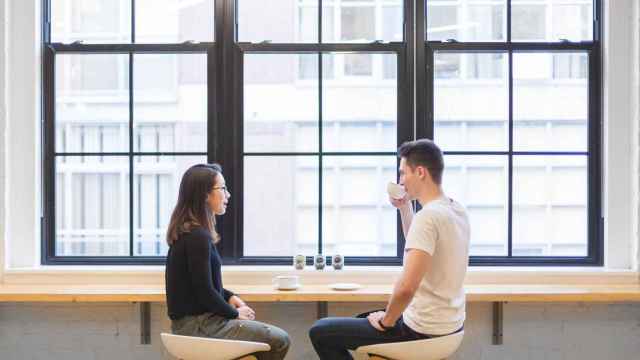 Una pareja tiene una cita en una cafetería.