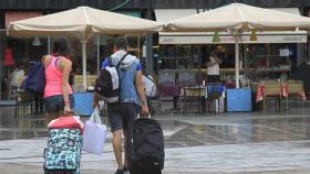 Dos turistas con una maleta, en una imagen de archivo.