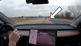 Este vídeo de un Tesla con Autopilot evitando objetos de construcción es hipnótico