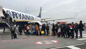 El avión de Ryanair que finalmente trajo desde Varsovia a Madrid a los pasajeros afectados por la aerolínea.