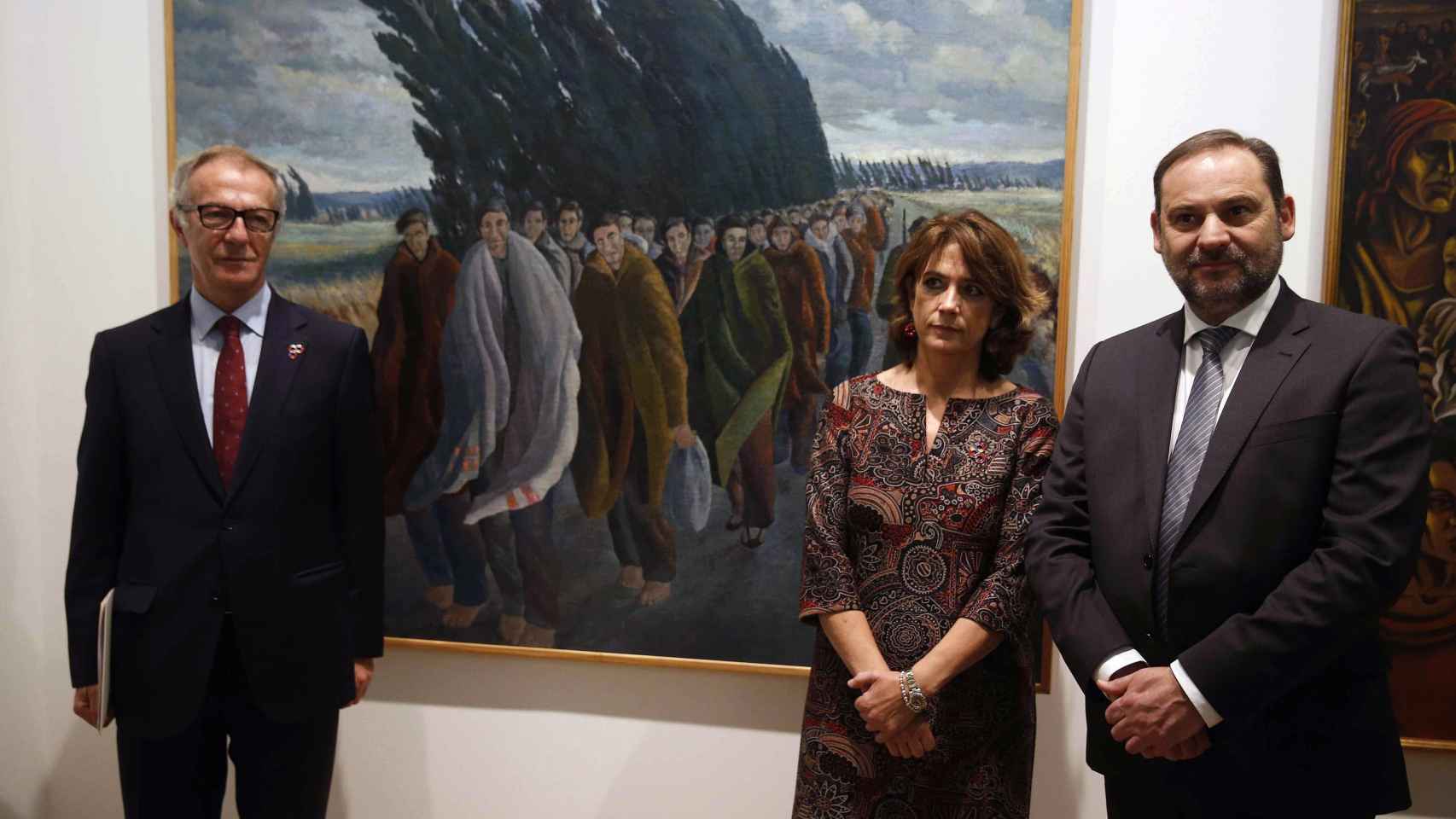 José Girao, Dolores Delgado y José Luis Ábalo delante del cuadro 'Camí de l'exili', de Joseph Franch-Clapers.