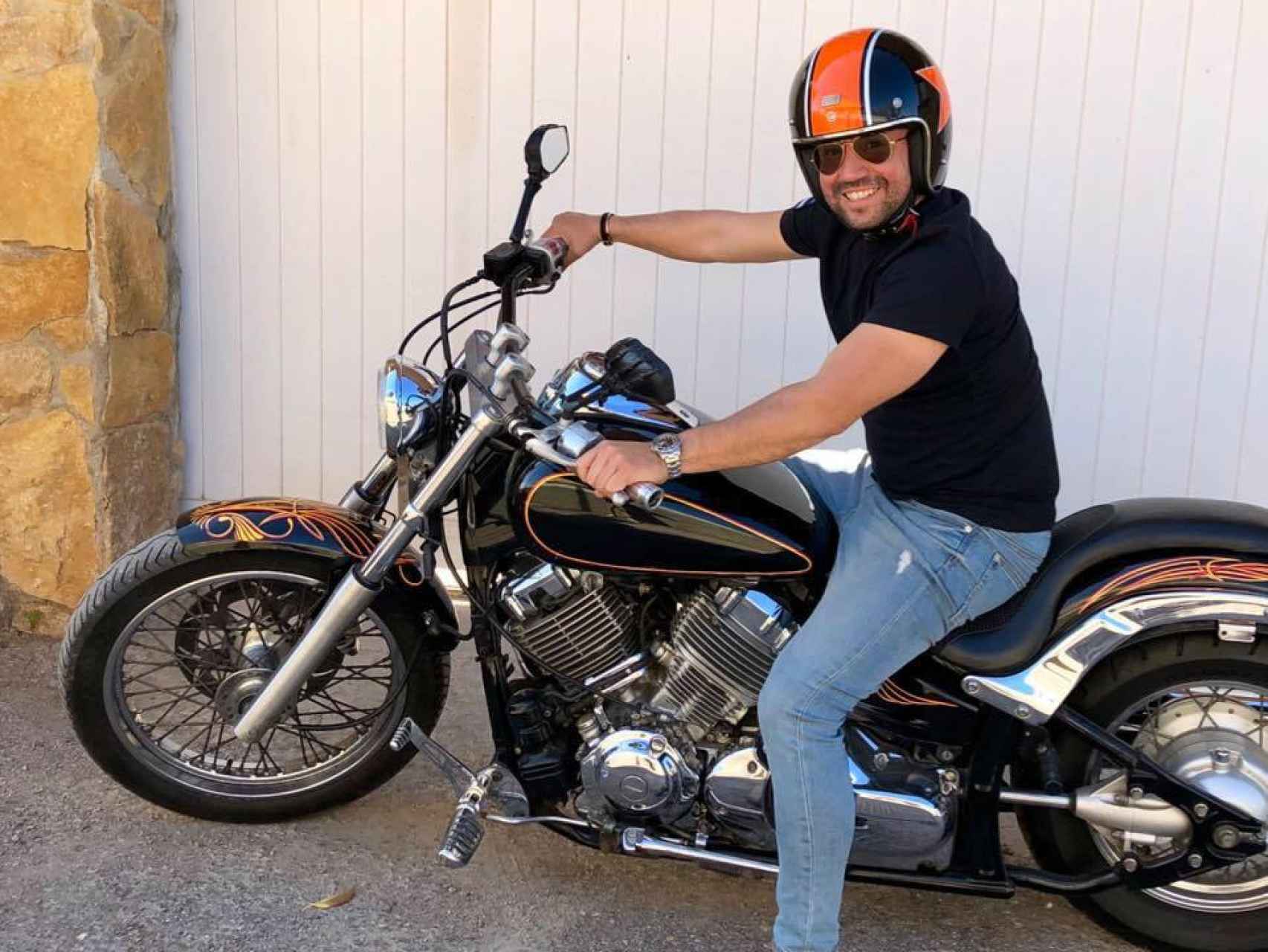 Una imagen en la que Jorge posa con una de sus motocicletas.