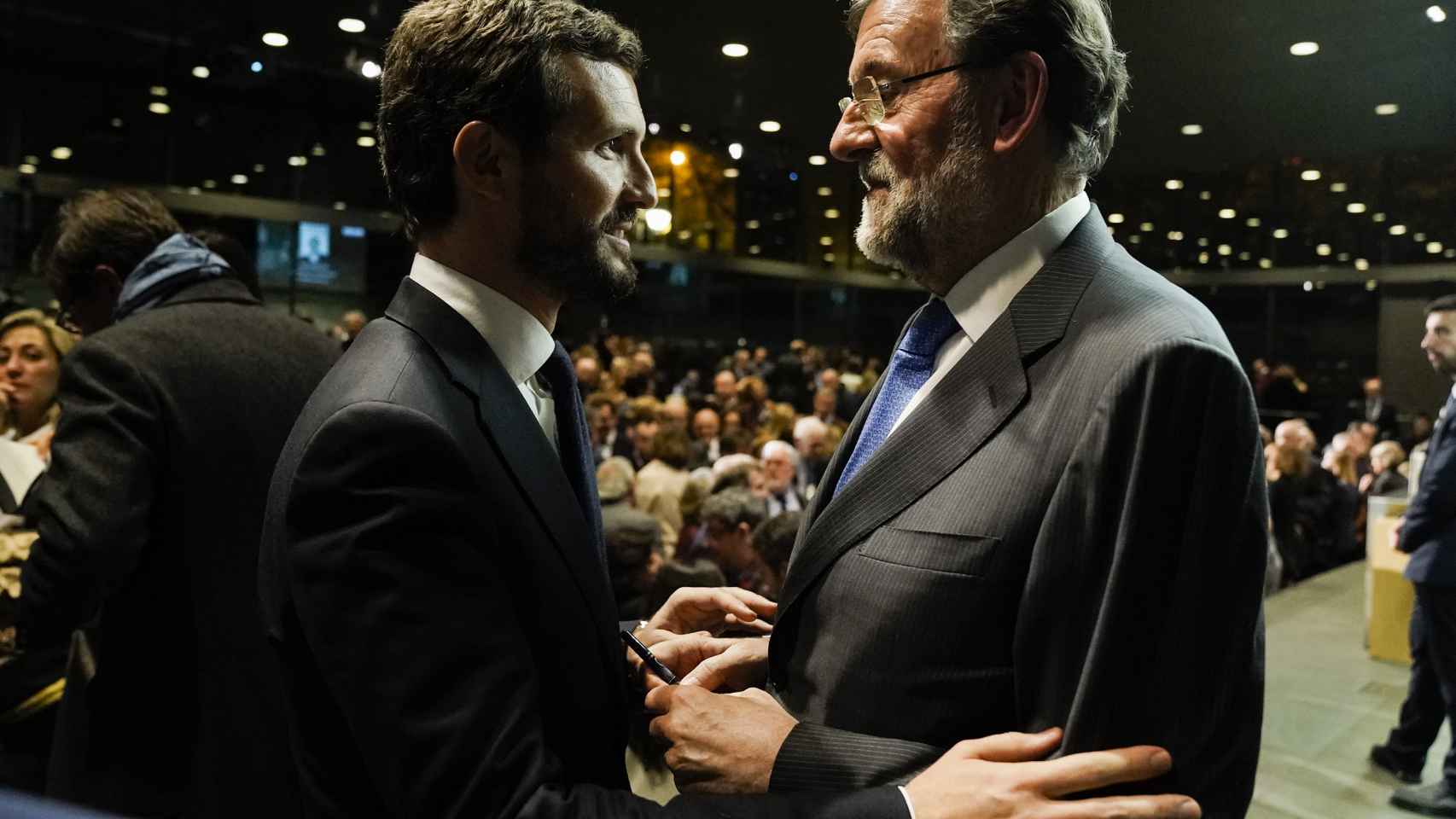 Pablo Casado y Mariano Rajoy durante la presentación del libro del expresidente.