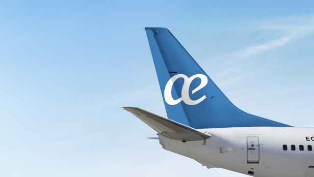 La cola de un avión de Air Europa con el logo de la empresa.