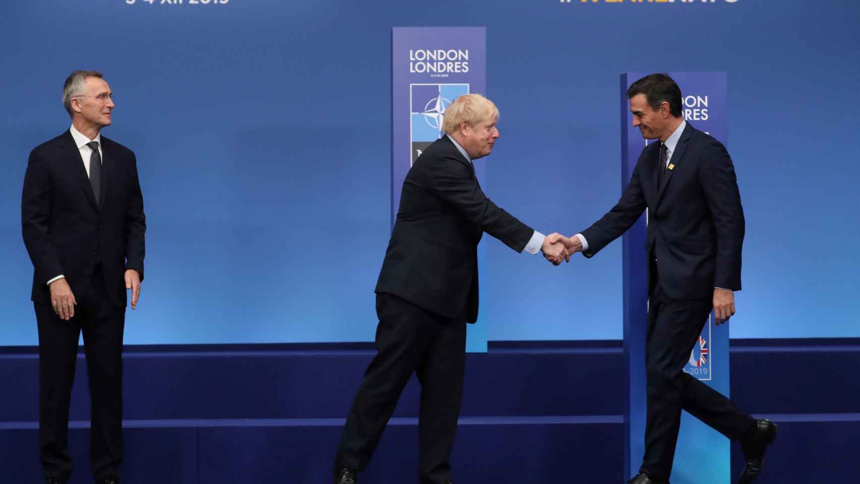 Pedro Sánchez saluda a Boris Johnson y Jens Stoltenberg este miércoles durante la cumbre de la OTAN.