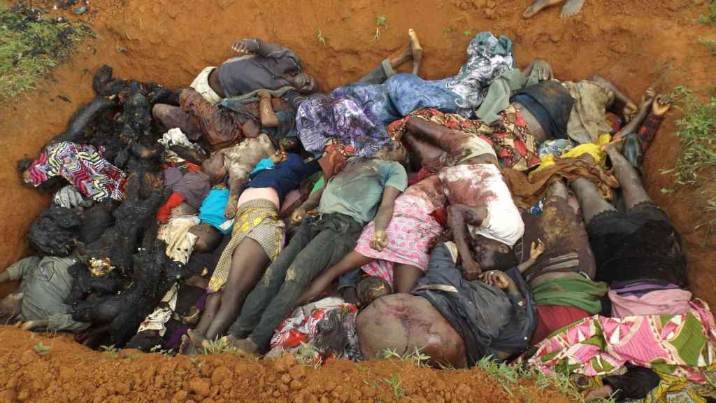 Las víctimas de la limpieza étnica de los fulanis son enterradas en fosas comunes