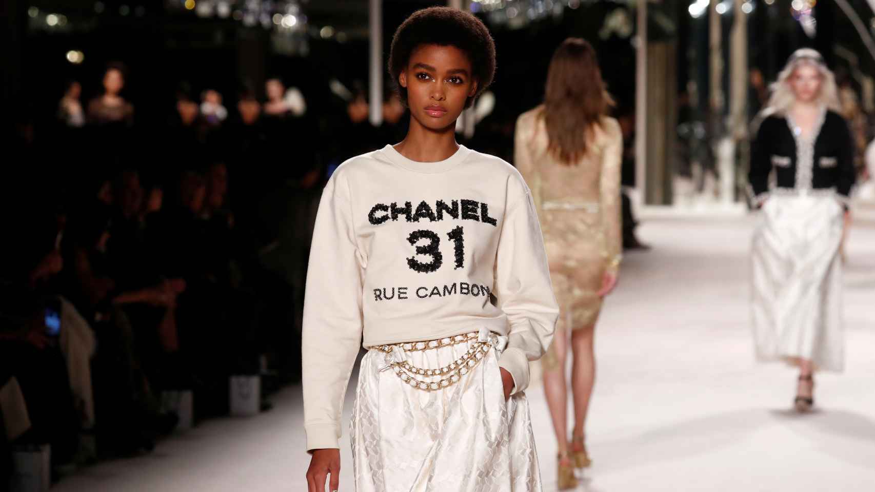 La moda cambia pero el estilo  perdura, era la frase mítica de Chanel en la que se ha inspirado el desfile.