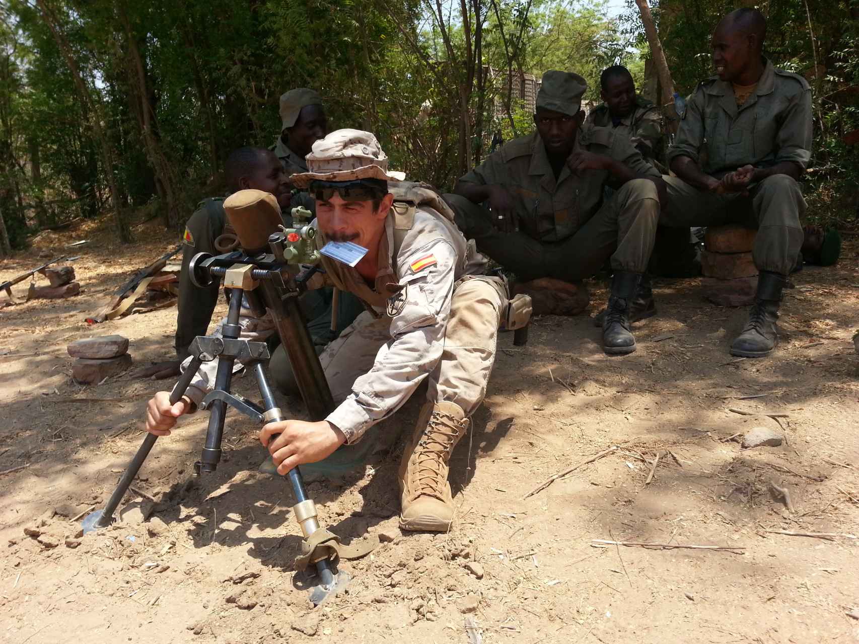 Instrucción de mortero a los militares malienses.