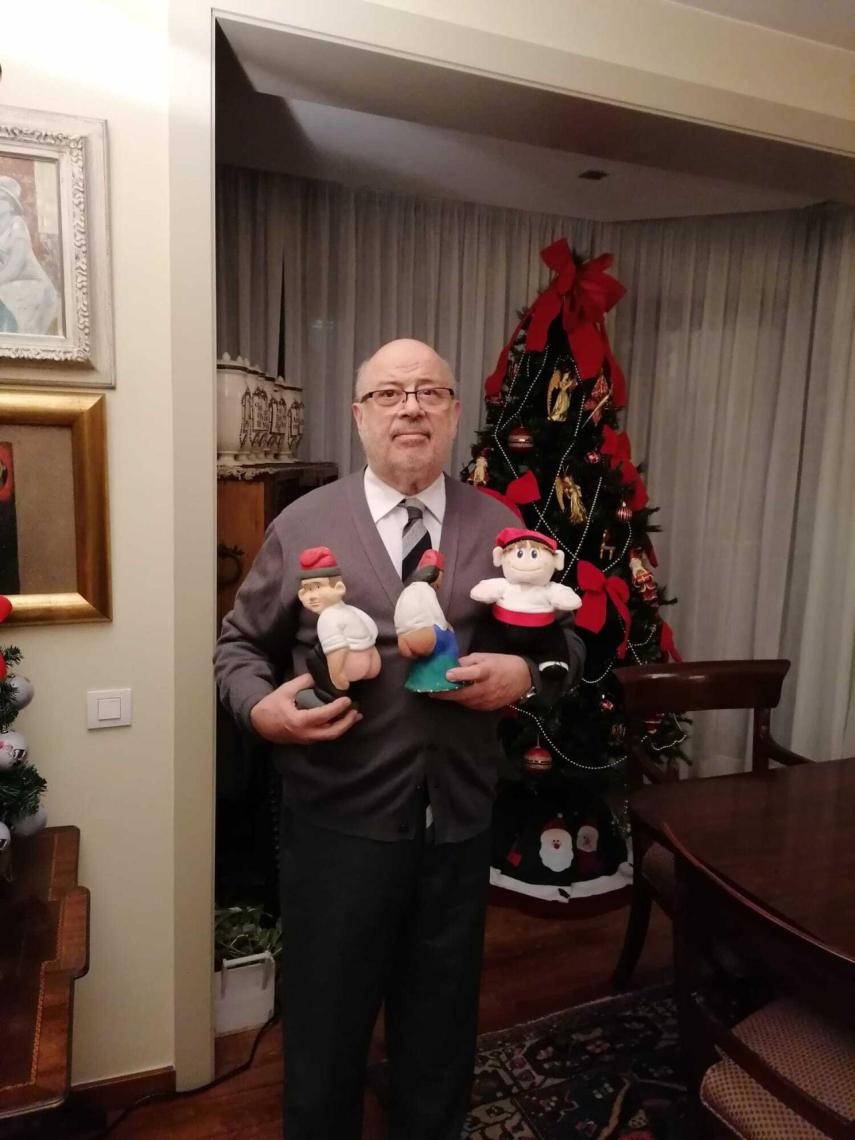 Xabier Añoveros, posando junto algunas figuras y el árbol de Navidad, en su casa.