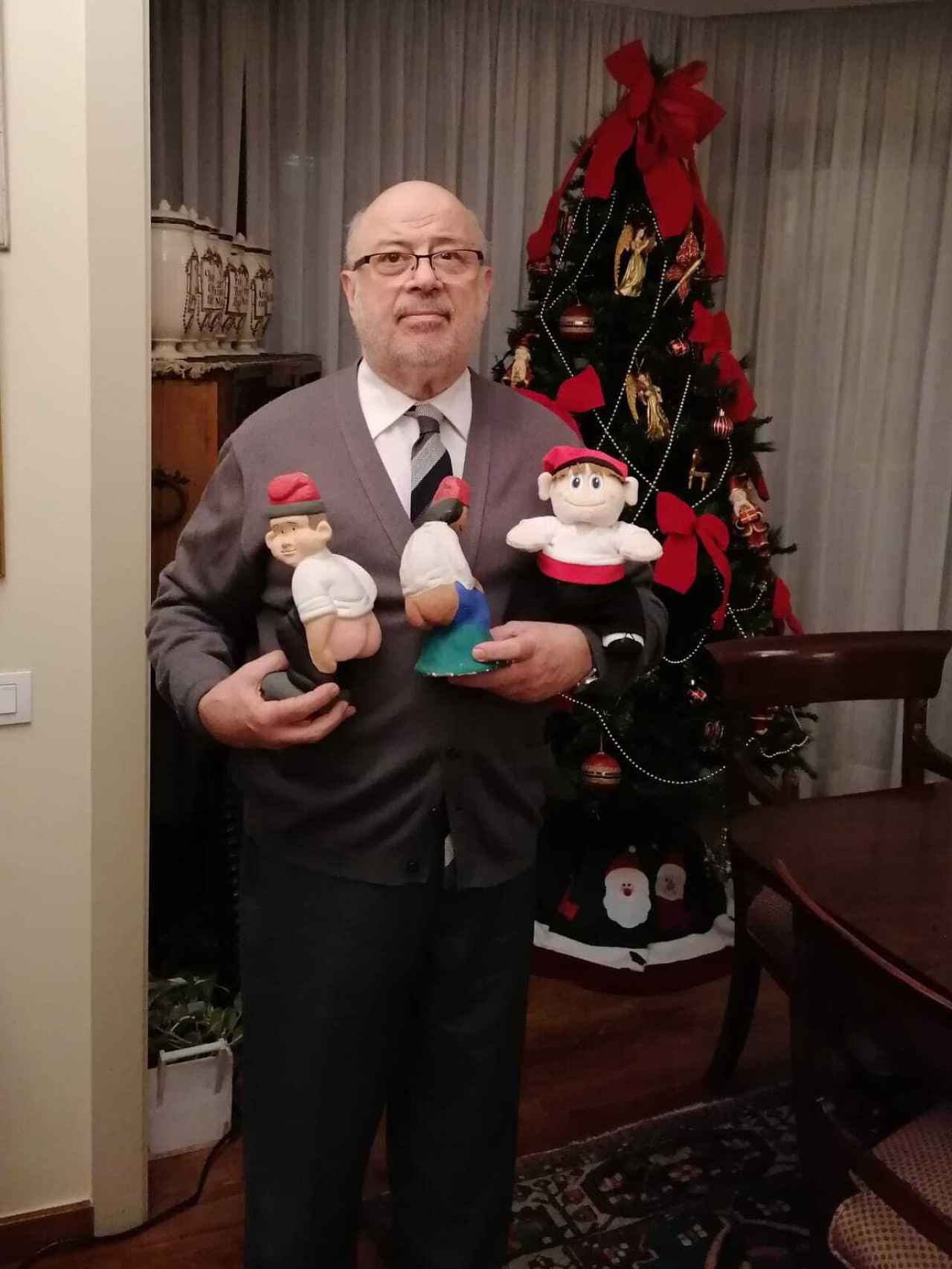 Xabier Añoveros, posando junto algunas figuras y el árbol de Navidad, en su casa.