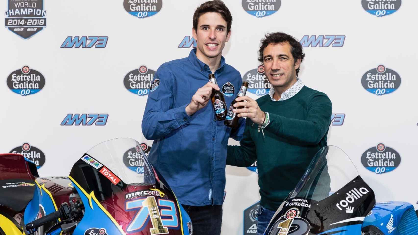 Álex Marquez, junto a las dos motos con las que fue campeón del mundo de Moto3 y Moto2.