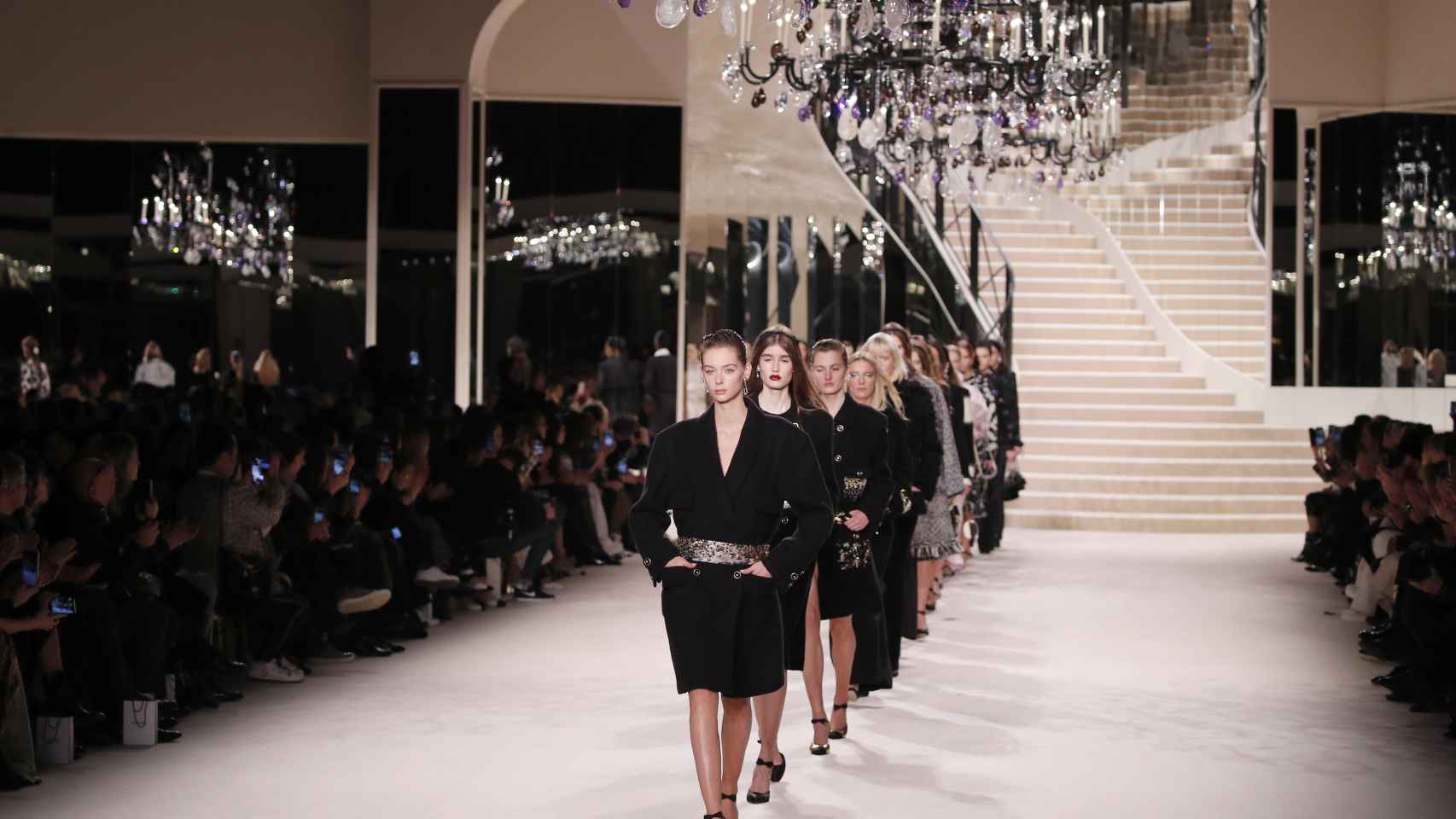 El desfile de Chanel ha rememorado el apartamento de su fundadora en París.