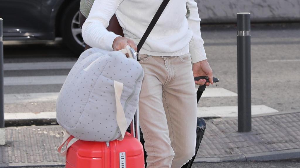 Cayetano Rivera durante su primer viaje junto a Eva González tras el escándalo.
