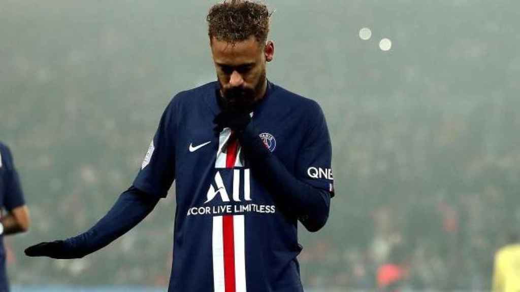Neymar celebra su gol mandando callar a su afición