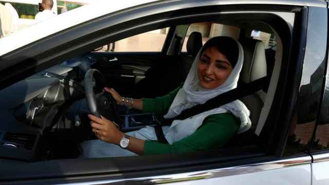 Una mujer saudí conduciendo.