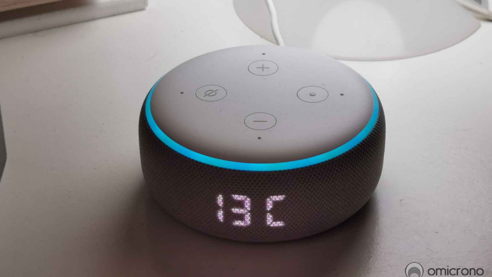 El Amazon Echo Dot mostrando la temperatura