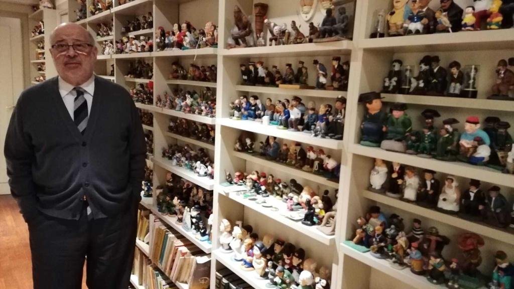 Xabier Añoveros, uno de los fundadores de UPN, junto a su colección de 1.800 'caganers'.