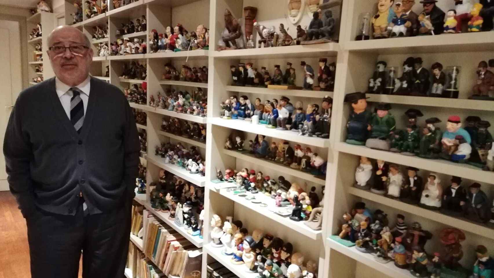 Xabier Añoveros, uno de los fundadores de UPN, junto a su colección de 1.800 'caganers'.